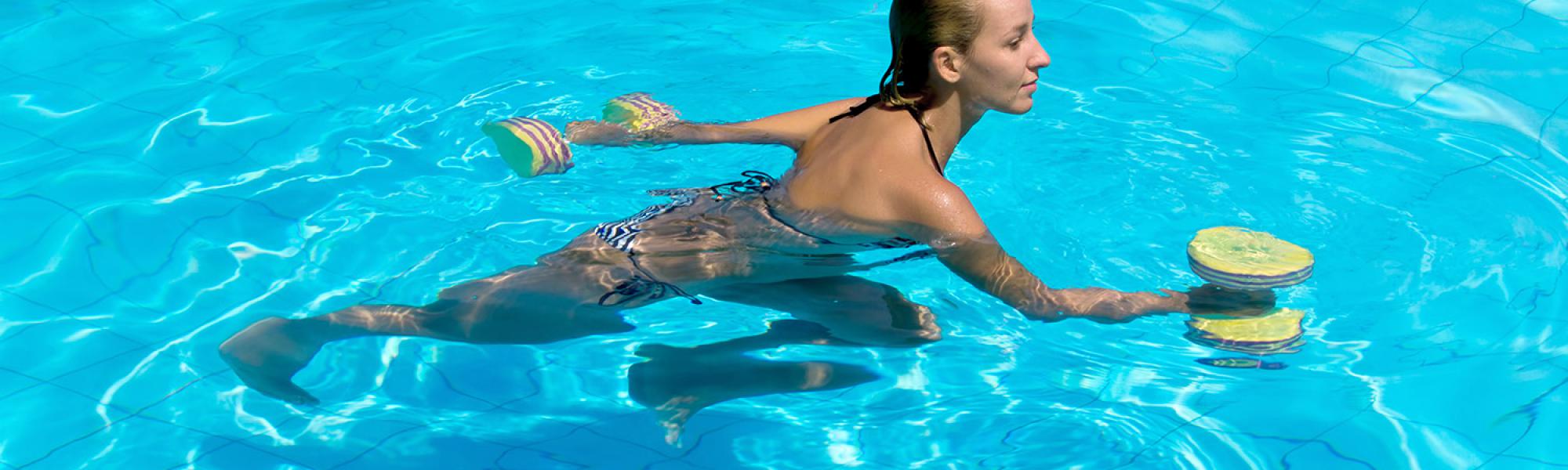 Φυσικοθεραπεία αθλήτριας στην πισίνα του φυσικοθεραπευτικού μας κέντρου στο Πικέρμι με τη χρήση εξειδικευμένων οργάνων γυμναστικής.