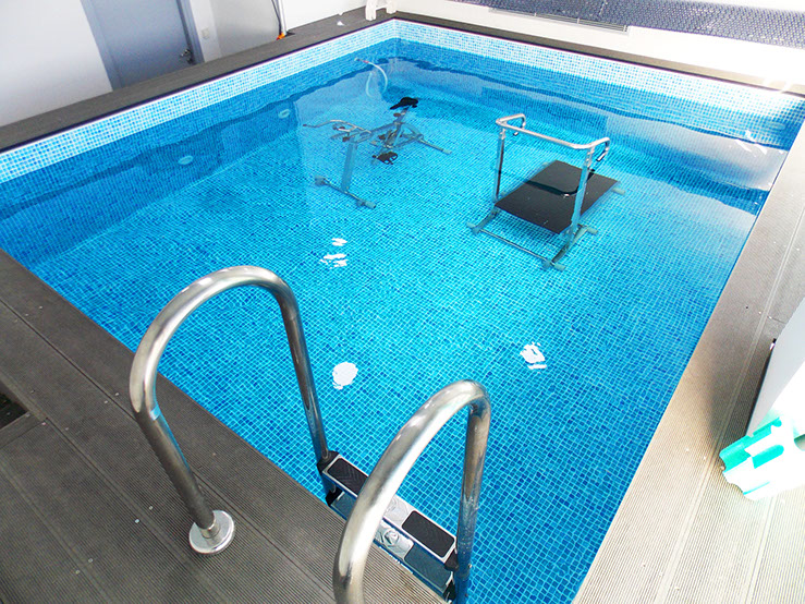 Χώρος πισίνας, όπου η υδροθεραπεία εξασκείται με τη χρήση ποδήλατου και διαδρόμου βάδισης, τοποθετημένα από εξειδικευμένη εταιρεία μέσα στο νερό.