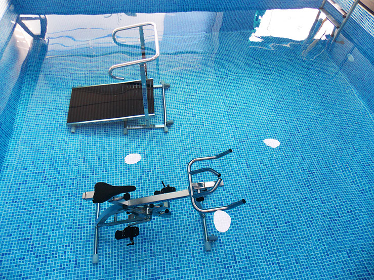 Χώρος πισίνας, όπου η υδροθεραπεία εξασκείται με τη χρήση ποδήλατου και διαδρόμου βάδισης, τοποθετημένα από εξειδικευμένη εταιρεία μέσα στο νερό.